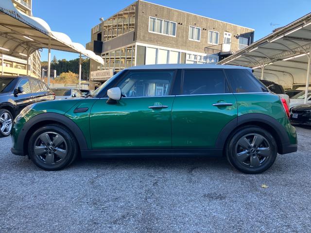 ＭＩＮＩ クーパー　プレミアムプラスパッケージクラシックトリム　認定中古車　ハーフレザーシート　電動シート　ＡｐｐｌｅＣａｒＰｌａｙ　白ルーフ＆ミラーキャップ　白ボンネットストライプ　ＡＣＣ　シートヒーター　１６インチＡＷ　ＥＴＣ（6枚目）