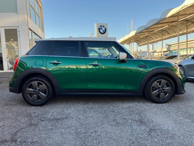 ＭＩＮＩ クーパー　プレミアムプラスパッケージクラシックトリム　認定中古車　ハーフレザーシート　電動シート　ＡｐｐｌｅＣａｒＰｌａｙ　白ルーフ＆ミラーキャップ　白ボンネットストライプ　ＡＣＣ　シートヒーター　１６インチＡＷ　ＥＴＣ（7枚目）