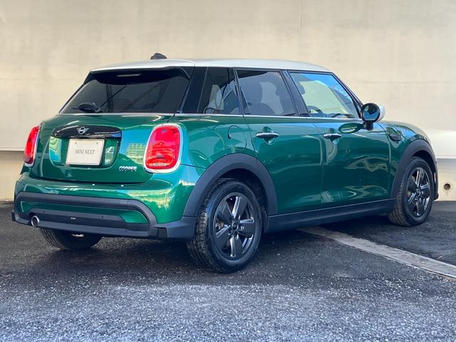 ＭＩＮＩ クーパー　プレミアムプラスパッケージクラシックトリム　認定中古車　ハーフレザーシート　電動シート　ＡｐｐｌｅＣａｒＰｌａｙ　白ルーフ＆ミラーキャップ　白ボンネットストライプ　ＡＣＣ　シートヒーター　１６インチＡＷ　ＥＴＣ（8枚目）