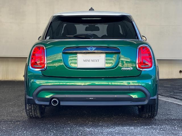ＭＩＮＩ クーパー　プレミアムプラスパッケージクラシックトリム　認定中古車　ハーフレザーシート　電動シート　ＡｐｐｌｅＣａｒＰｌａｙ　白ルーフ＆ミラーキャップ　白ボンネットストライプ　ＡＣＣ　シートヒーター　１６インチＡＷ　ＥＴＣ（9枚目）