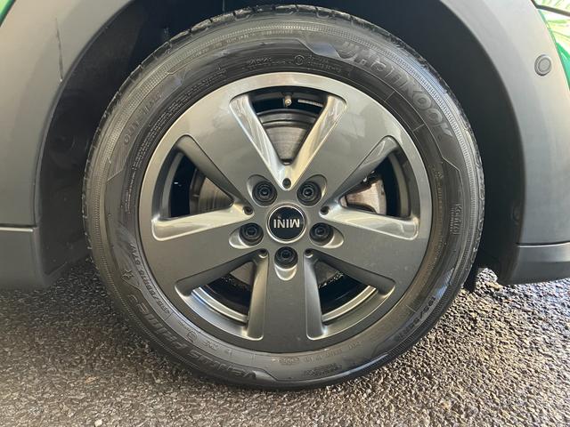 ＭＩＮＩ クーパー　プレミアムプラスパッケージクラシックトリム　認定中古車　ハーフレザーシート　電動シート　ＡｐｐｌｅＣａｒＰｌａｙ　白ルーフ＆ミラーキャップ　白ボンネットストライプ　ＡＣＣ　シートヒーター　１６インチＡＷ　ＥＴＣ（10枚目）