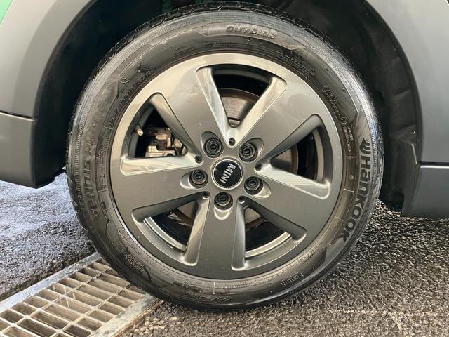 ＭＩＮＩ クーパー　プレミアムプラスパッケージクラシックトリム　認定中古車　ハーフレザーシート　電動シート　ＡｐｐｌｅＣａｒＰｌａｙ　白ルーフ＆ミラーキャップ　白ボンネットストライプ　ＡＣＣ　シートヒーター　１６インチＡＷ　ＥＴＣ（11枚目）