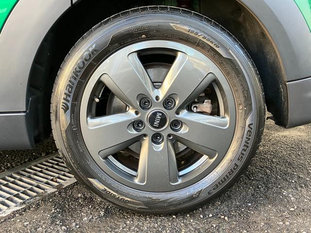 ＭＩＮＩ クーパー　プレミアムプラスパッケージクラシックトリム　認定中古車　ハーフレザーシート　電動シート　ＡｐｐｌｅＣａｒＰｌａｙ　白ルーフ＆ミラーキャップ　白ボンネットストライプ　ＡＣＣ　シートヒーター　１６インチＡＷ　ＥＴＣ（12枚目）