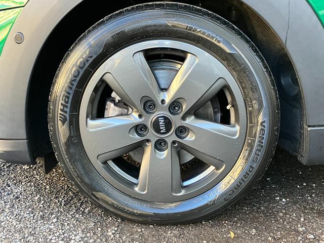 ＭＩＮＩ クーパー　プレミアムプラスパッケージクラシックトリム　認定中古車　ハーフレザーシート　電動シート　ＡｐｐｌｅＣａｒＰｌａｙ　白ルーフ＆ミラーキャップ　白ボンネットストライプ　ＡＣＣ　シートヒーター　１６インチＡＷ　ＥＴＣ（13枚目）