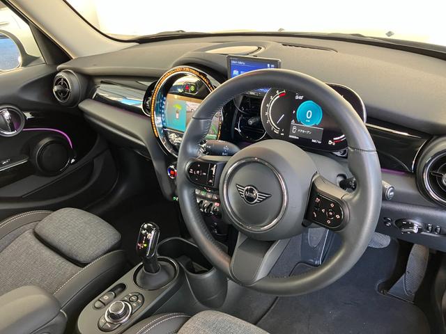 ＭＩＮＩ クーパー　プレミアムプラスパッケージクラシックトリム　認定中古車　ハーフレザーシート　電動シート　ＡｐｐｌｅＣａｒＰｌａｙ　白ルーフ＆ミラーキャップ　白ボンネットストライプ　ＡＣＣ　シートヒーター　１６インチＡＷ　ＥＴＣ（24枚目）