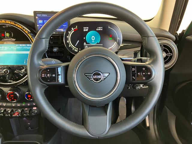 ＭＩＮＩ クーパー　プレミアムプラスパッケージクラシックトリム　認定中古車　ハーフレザーシート　電動シート　ＡｐｐｌｅＣａｒＰｌａｙ　白ルーフ＆ミラーキャップ　白ボンネットストライプ　ＡＣＣ　シートヒーター　１６インチＡＷ　ＥＴＣ（25枚目）