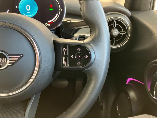 ＭＩＮＩ クーパー　プレミアムプラスパッケージクラシックトリム　認定中古車　ハーフレザーシート　電動シート　ＡｐｐｌｅＣａｒＰｌａｙ　白ルーフ＆ミラーキャップ　白ボンネットストライプ　ＡＣＣ　シートヒーター　１６インチＡＷ　ＥＴＣ（27枚目）