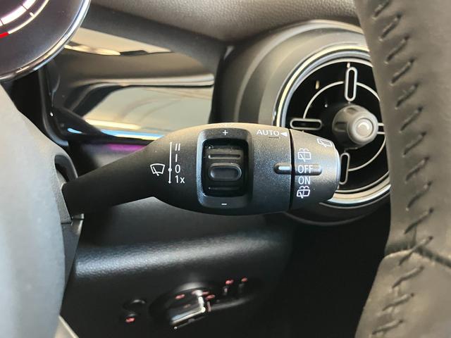 ＭＩＮＩ クーパー　プレミアムプラスパッケージクラシックトリム　認定中古車　ハーフレザーシート　電動シート　ＡｐｐｌｅＣａｒＰｌａｙ　白ルーフ＆ミラーキャップ　白ボンネットストライプ　ＡＣＣ　シートヒーター　１６インチＡＷ　ＥＴＣ（29枚目）