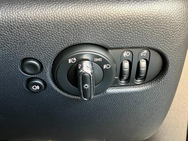ＭＩＮＩ クーパー　プレミアムプラスパッケージクラシックトリム　認定中古車　ハーフレザーシート　電動シート　ＡｐｐｌｅＣａｒＰｌａｙ　白ルーフ＆ミラーキャップ　白ボンネットストライプ　ＡＣＣ　シートヒーター　１６インチＡＷ　ＥＴＣ（41枚目）