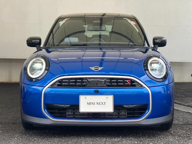 ＭＩＮＩ クーパーＳ　フェイバリット・トリム　認定中古車　元試乗車　ｈａｒｍａｎ／ｋａｒｄｏｎ　紺本革シート　ヘッドアップディスプレイ　黒ルーフ＆ミラー　ステアリングヒーター　シートヒーター　電動シート　ＡＣＣ　１７ＡＷ　ＥＴＣ　全周囲カメラ（5枚目）