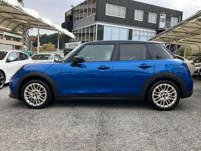ＭＩＮＩ クーパーＳ　フェイバリット・トリム　認定中古車　元試乗車　ｈａｒｍａｎ／ｋａｒｄｏｎ　紺本革シート　ヘッドアップディスプレイ　黒ルーフ＆ミラー　ステアリングヒーター　シートヒーター　電動シート　ＡＣＣ　１７ＡＷ　ＥＴＣ　全周囲カメラ（6枚目）