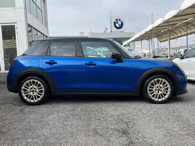 ＭＩＮＩ クーパーＳ　フェイバリット・トリム　認定中古車　元試乗車　ｈａｒｍａｎ／ｋａｒｄｏｎ　紺本革シート　ヘッドアップディスプレイ　黒ルーフ＆ミラー　ステアリングヒーター　シートヒーター　電動シート　ＡＣＣ　１７ＡＷ　ＥＴＣ　全周囲カメラ（7枚目）