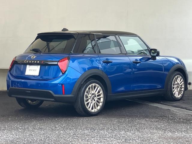 ＭＩＮＩ クーパーＳ　フェイバリット・トリム　認定中古車　元試乗車　ｈａｒｍａｎ／ｋａｒｄｏｎ　紺本革シート　ヘッドアップディスプレイ　黒ルーフ＆ミラー　ステアリングヒーター　シートヒーター　電動シート　ＡＣＣ　１７ＡＷ　ＥＴＣ　全周囲カメラ（8枚目）