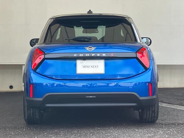 ＭＩＮＩ クーパーＳ　フェイバリット・トリム　認定中古車　元試乗車　ｈａｒｍａｎ／ｋａｒｄｏｎ　紺本革シート　ヘッドアップディスプレイ　黒ルーフ＆ミラー　ステアリングヒーター　シートヒーター　電動シート　ＡＣＣ　１７ＡＷ　ＥＴＣ　全周囲カメラ（9枚目）