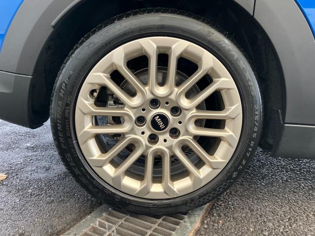 ＭＩＮＩ クーパーＳ　フェイバリット・トリム　認定中古車　元試乗車　ｈａｒｍａｎ／ｋａｒｄｏｎ　紺本革シート　ヘッドアップディスプレイ　黒ルーフ＆ミラー　ステアリングヒーター　シートヒーター　電動シート　ＡＣＣ　１７ＡＷ　ＥＴＣ　全周囲カメラ（12枚目）