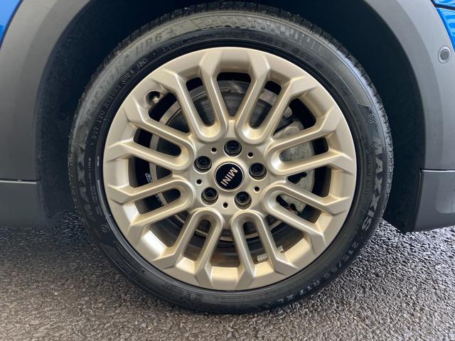 ＭＩＮＩ クーパーＳ　フェイバリット・トリム　認定中古車　元試乗車　ｈａｒｍａｎ／ｋａｒｄｏｎ　紺本革シート　ヘッドアップディスプレイ　黒ルーフ＆ミラー　ステアリングヒーター　シートヒーター　電動シート　ＡＣＣ　１７ＡＷ　ＥＴＣ　全周囲カメラ（13枚目）