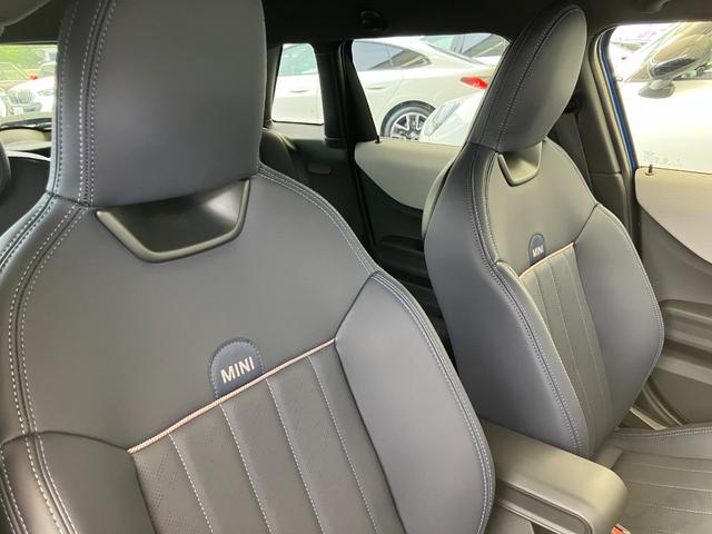 ＭＩＮＩ クーパーＳ　フェイバリット・トリム　認定中古車　元試乗車　ｈａｒｍａｎ／ｋａｒｄｏｎ　紺本革シート　ヘッドアップディスプレイ　黒ルーフ＆ミラー　ステアリングヒーター　シートヒーター　電動シート　ＡＣＣ　１７ＡＷ　ＥＴＣ　全周囲カメラ（19枚目）