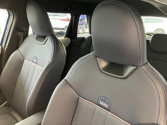 ＭＩＮＩ クーパーＳ　フェイバリット・トリム　認定中古車　元試乗車　ｈａｒｍａｎ／ｋａｒｄｏｎ　紺本革シート　ヘッドアップディスプレイ　黒ルーフ＆ミラー　ステアリングヒーター　シートヒーター　電動シート　ＡＣＣ　１７ＡＷ　ＥＴＣ　全周囲カメラ（22枚目）