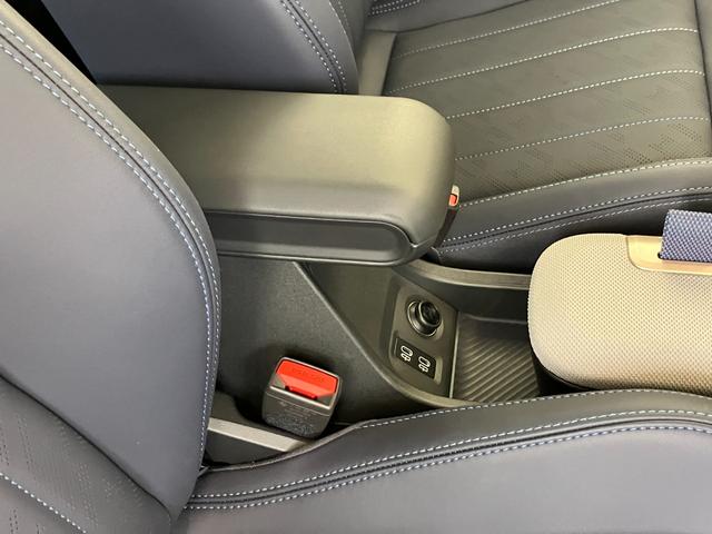 ＭＩＮＩ クーパーＳ　フェイバリット・トリム　認定中古車　元試乗車　ｈａｒｍａｎ／ｋａｒｄｏｎ　紺本革シート　ヘッドアップディスプレイ　黒ルーフ＆ミラー　ステアリングヒーター　シートヒーター　電動シート　ＡＣＣ　１７ＡＷ　ＥＴＣ　全周囲カメラ（38枚目）