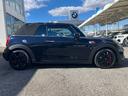 ＭＩＮＩ ジョンクーパーワークス　コンバーチブル　認定中古車　ＹＯＵＲＳレザーラウンジ　２年保証付　ヘッドアップディスプレイ　黒本革シート　ＡＣＣ　純正ＨＤＤナビ　シートヒーター　バックカメラ　黒１７インチＡＷ　ＥＴＣ（8枚目）