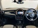 ＭＩＮＩ クーパーＤ　クラシック・トリム　認定中古車　ＡｐｐｌｅＣａｒＰｌａｙ　ＡＣＣ　２年保証付　　ハーフレザーシート　クルーズコントロール　黒ルーフ＆ミラーキャップ　バックカメラ　黒１６インチＡＷ　ＥＴＣ（4枚目）