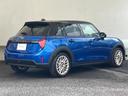 ＭＩＮＩ クーパーＳ　フェイバリット・トリム　認定中古車　元試乗車　ｈａｒｍａｎ／ｋａｒｄｏｎ　紺本革シート　ヘッドアップディスプレイ　黒ルーフ＆ミラー　ステアリングヒーター　シートヒーター　電動シート　ＡＣＣ　１７ＡＷ　ＥＴＣ　全周囲カメラ（8枚目）