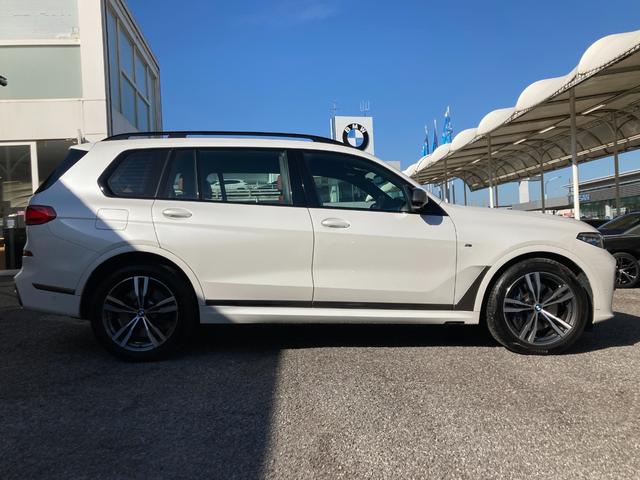 Ｍ５０ｉ　認定中古車　元試乗車　６人乗り　２年保証付　ウェルネスＰＫＧ　スカイラウンジサンルーフ　ステアリングヒーター　茶メリノレザー　ＡＣＣ　フルセグＴＶ　２１ＡＷ　ＥＴＣ(3枚目)