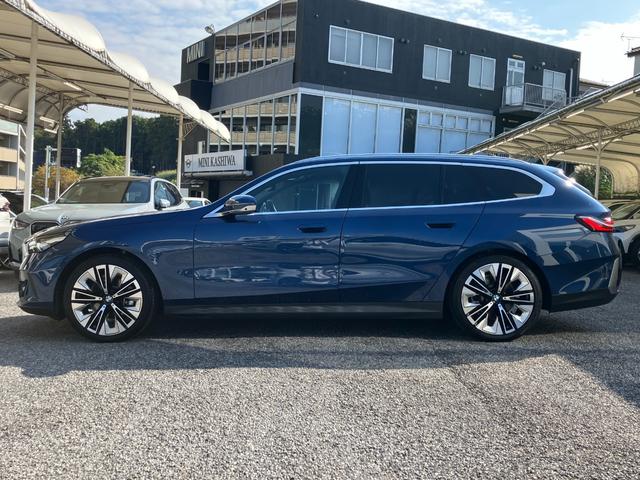 ５シリーズ ５２３ｄ　ｘＤｒｉｖｅツーリング　エクスクルーシブ　認定中古車　元試乗車　サンルーフ　ＡＣＣ　２０ＡＷ　黒本革シート　ｈａｒｍａｎ／ｋａｒｄｏｎスピーカー　ヘッドアップディスプレイ　アクティブベンチレーション　フルセグＴＶ　電動テールゲート（6枚目）