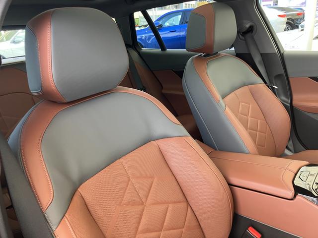 ５シリーズ ５２３ｄ　ｘＤｒｉｖｅツーリング　エクスクルーシブ　認定中古車　元試乗車　サンルーフ　ＡＣＣ　２０ＡＷ　黒本革シート　ｈａｒｍａｎ／ｋａｒｄｏｎスピーカー　ヘッドアップディスプレイ　アクティブベンチレーション　フルセグＴＶ　電動テールゲート（22枚目）