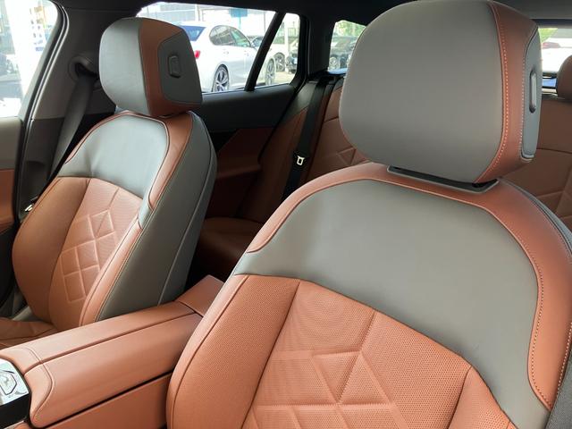 ５シリーズ ５２３ｄ　ｘＤｒｉｖｅツーリング　エクスクルーシブ　認定中古車　元試乗車　サンルーフ　ＡＣＣ　２０ＡＷ　黒本革シート　ｈａｒｍａｎ／ｋａｒｄｏｎスピーカー　ヘッドアップディスプレイ　アクティブベンチレーション　フルセグＴＶ　電動テールゲート（25枚目）