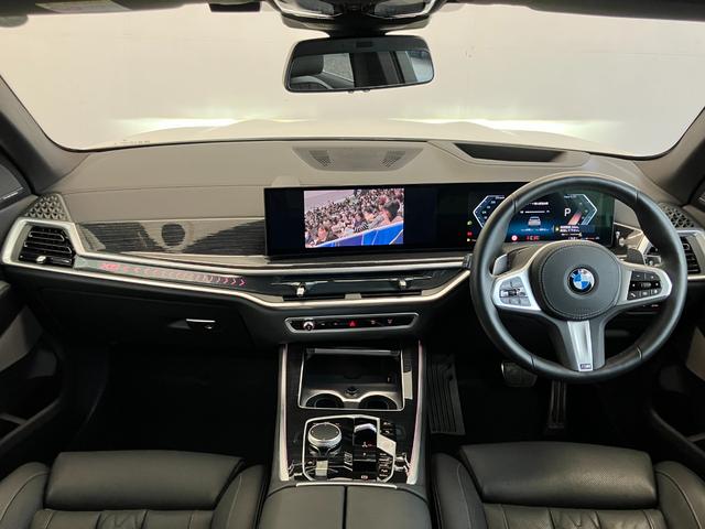 Ｘ５ ｘＤｒｉｖｅ　４０ｄ　Ｍスポーツ　認定中古車　元試乗車　サンルーフ　７人乗り　黒本革　ｈａｒｍａｎ／ｋａｒｄｏｎ　ドリンク温冷　ステアリングヒーター　アクティブベンチレーション　２１ＡＷ　エアサス　フルセグＴＶ　電動テールゲート（4枚目）