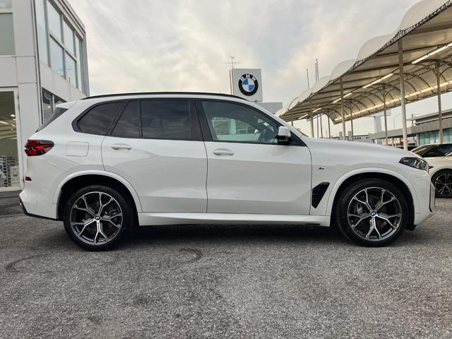 Ｘ５ ｘＤｒｉｖｅ　４０ｄ　Ｍスポーツ　認定中古車　元試乗車　サンルーフ　７人乗り　黒本革　ｈａｒｍａｎ／ｋａｒｄｏｎ　ドリンク温冷　ステアリングヒーター　アクティブベンチレーション　２１ＡＷ　エアサス　フルセグＴＶ　電動テールゲート（7枚目）