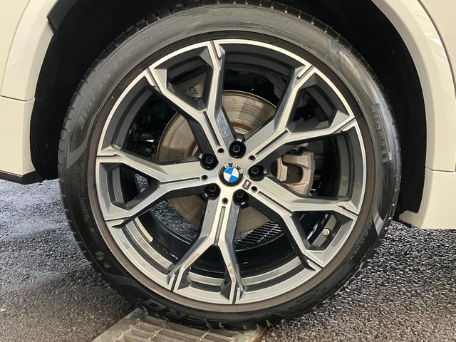 Ｘ５ ｘＤｒｉｖｅ　４０ｄ　Ｍスポーツ　認定中古車　元試乗車　サンルーフ　７人乗り　黒本革　ｈａｒｍａｎ／ｋａｒｄｏｎ　ドリンク温冷　ステアリングヒーター　アクティブベンチレーション　２１ＡＷ　エアサス　フルセグＴＶ　電動テールゲート（12枚目）