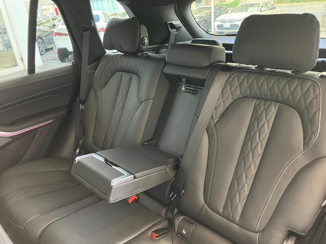 Ｘ５ ｘＤｒｉｖｅ　４０ｄ　Ｍスポーツ　認定中古車　元試乗車　サンルーフ　７人乗り　黒本革　ｈａｒｍａｎ／ｋａｒｄｏｎ　ドリンク温冷　ステアリングヒーター　アクティブベンチレーション　２１ＡＷ　エアサス　フルセグＴＶ　電動テールゲート（27枚目）