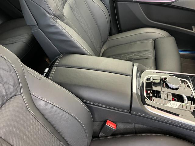 Ｘ５ ｘＤｒｉｖｅ　４０ｄ　Ｍスポーツ　認定中古車　元試乗車　サンルーフ　７人乗り　黒本革　ｈａｒｍａｎ／ｋａｒｄｏｎ　ドリンク温冷　ステアリングヒーター　アクティブベンチレーション　２１ＡＷ　エアサス　フルセグＴＶ　電動テールゲート（44枚目）