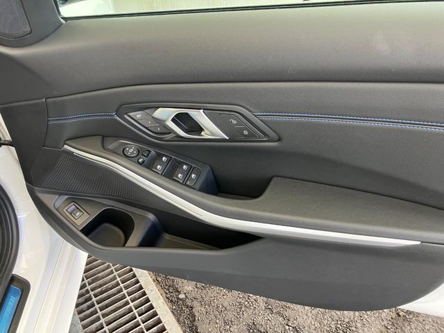 ３シリーズ ３２０ｄ　ｘＤｒｉｖｅＭスポーツエディションシャドー　認定中古車　元試乗車　２年保証付　ハーフレザーシート　シートヒーター　ヘッドアップディスプレイ　電動シート　アクティブクルーズコントロール　１９インチＡＷ　電動テールゲート　全周囲カメラ（17枚目）