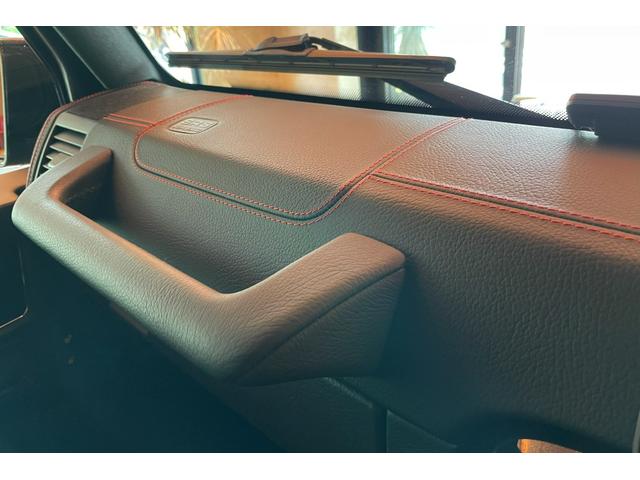 Ｇクラス Ｇ３５０ｄ　デジーノマヌファクトゥーアエディション　１００台限定　スライディングルーフ　ブラック１９インチＡＷ　シートヒーター＆ベンチレーター　レッド／ブラックツートンステアリング　レッドステッチ入ｄｅｓｉｇｎｏレザーインテリア（49枚目）