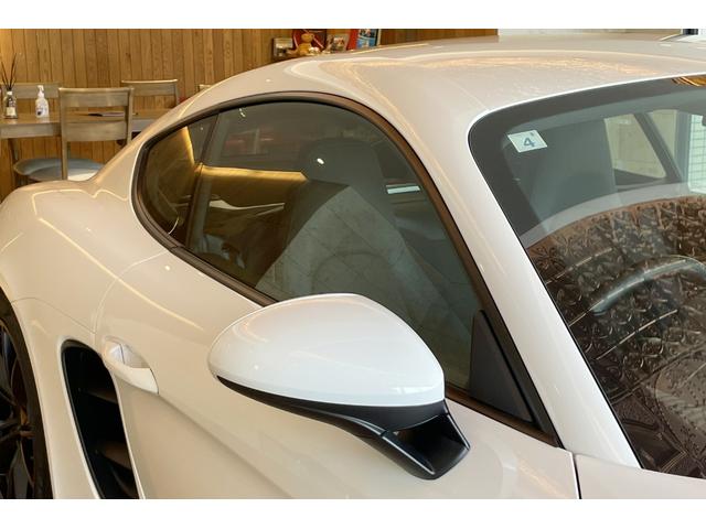 ７１８ケイマン ７１８ケイマン　６ＭＴ　ワンオーナー　スポーツデザインＰＫＧ　スポーツクロノＰＫＧ　スポーツテールパイプ　ＰＡＳＭ　ＧＴスポーツステアリング　シートヒーター　バックカメラ　スポエグ　電動可倒式ミラー（17枚目）