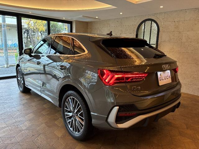 Ｑ３スポーツバック ３５ＴＦＳＩ　Ｓライン　パーシャルレザー　電動テールゲート　ＴＶチューナー　マルチカラーアンビエントライト　ＡＣＣ　レーンアシスト　カープレイ　ＬＥＤヘッドライト　パワーシート禁煙車　１オーナー　（クロノスグレーメタリック）（7枚目）