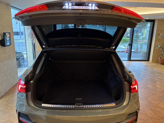 Ｑ３スポーツバック ３５ＴＦＳＩ　Ｓライン　パーシャルレザー　電動テールゲート　ＴＶチューナー　マルチカラーアンビエントライト　ＡＣＣ　レーンアシスト　カープレイ　ＬＥＤヘッドライト　パワーシート禁煙車　１オーナー　（クロノスグレーメタリック）（9枚目）