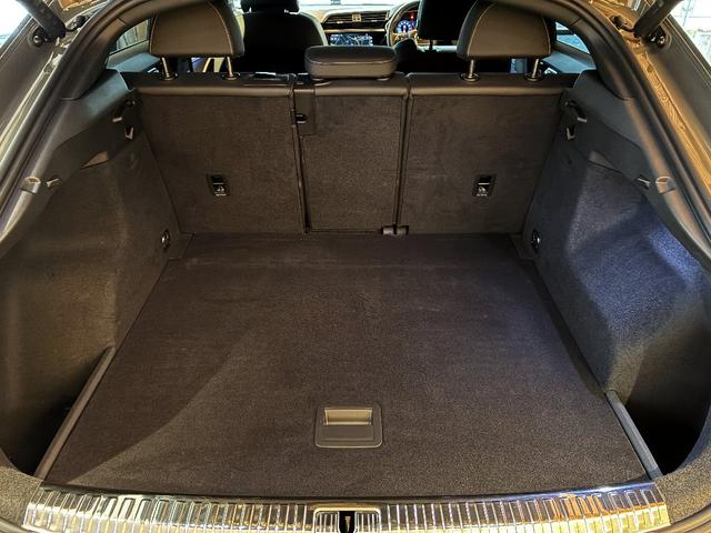 Ｑ３スポーツバック ３５ＴＦＳＩ　Ｓライン　パーシャルレザー　電動テールゲート　ＴＶチューナー　マルチカラーアンビエントライト　ＡＣＣ　レーンアシスト　カープレイ　ＬＥＤヘッドライト　パワーシート禁煙車　１オーナー　（クロノスグレーメタリック）（26枚目）