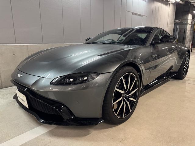 ヴァンテージ ベースグレード　サテンカーボンファイバー　エクステリアブラックパック　ディレクショナルグロスブラックホイール２０インチ１６段階シート　コンフォートパック（シートヒーター　センターコンソールクローズ）ボンネットブラック（2枚目）