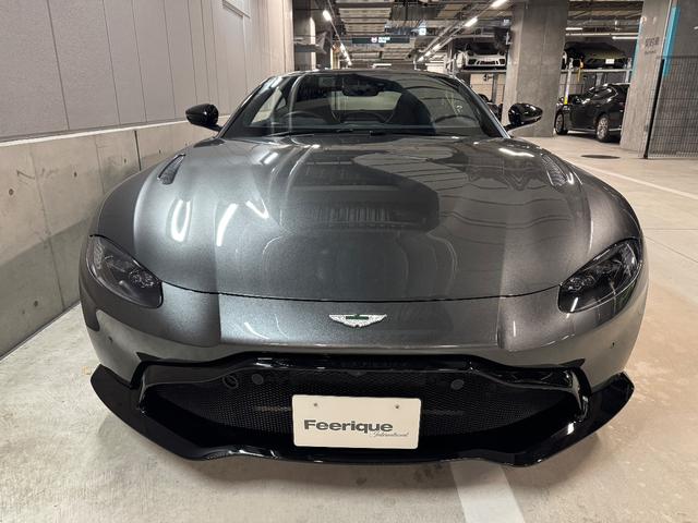 ヴァンテージ ベースグレード　サテンカーボンファイバー　エクステリアブラックパック　ディレクショナルグロスブラックホイール２０インチ１６段階シート　コンフォートパック（シートヒーター　センターコンソールクローズ）ボンネットブラック（3枚目）