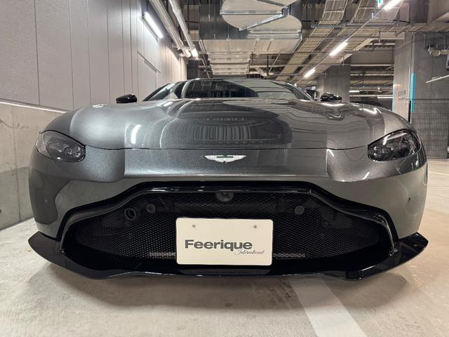 ヴァンテージ ベースグレード　サテンカーボンファイバー　エクステリアブラックパック　ディレクショナルグロスブラックホイール２０インチ１６段階シート　コンフォートパック（シートヒーター　センターコンソールクローズ）ボンネットブラック（4枚目）