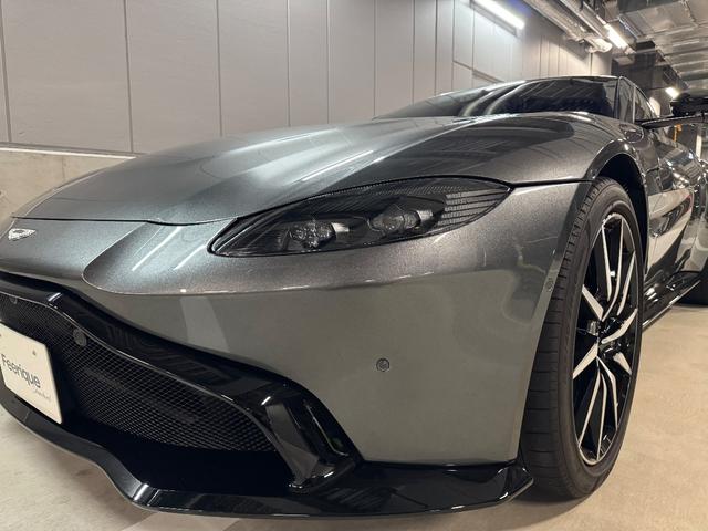 ヴァンテージ ベースグレード　サテンカーボンファイバー　エクステリアブラックパック　ディレクショナルグロスブラックホイール２０インチ１６段階シート　コンフォートパック（シートヒーター　センターコンソールクローズ）ボンネットブラック（5枚目）