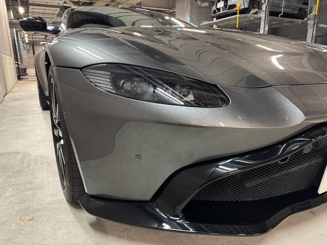 ヴァンテージ ベースグレード　サテンカーボンファイバー　エクステリアブラックパック　ディレクショナルグロスブラックホイール２０インチ１６段階シート　コンフォートパック（シートヒーター　センターコンソールクローズ）ボンネットブラック（6枚目）