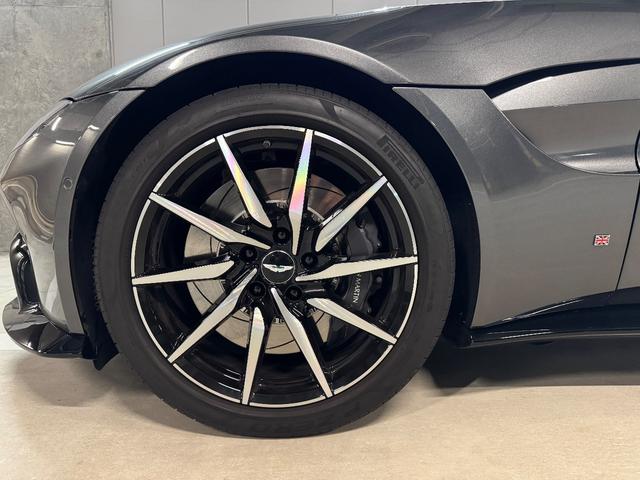 ヴァンテージ ベースグレード　サテンカーボンファイバー　エクステリアブラックパック　ディレクショナルグロスブラックホイール２０インチ１６段階シート　コンフォートパック（シートヒーター　センターコンソールクローズ）ボンネットブラック（7枚目）