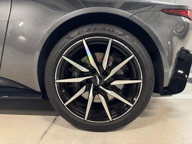 ヴァンテージ ベースグレード　サテンカーボンファイバー　エクステリアブラックパック　ディレクショナルグロスブラックホイール２０インチ１６段階シート　コンフォートパック（シートヒーター　センターコンソールクローズ）ボンネットブラック（8枚目）