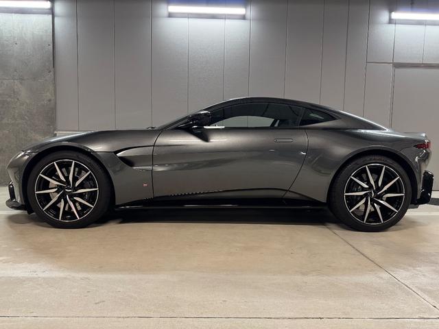 ヴァンテージ ベースグレード　サテンカーボンファイバー　エクステリアブラックパック　ディレクショナルグロスブラックホイール２０インチ１６段階シート　コンフォートパック（シートヒーター　センターコンソールクローズ）ボンネットブラック（9枚目）