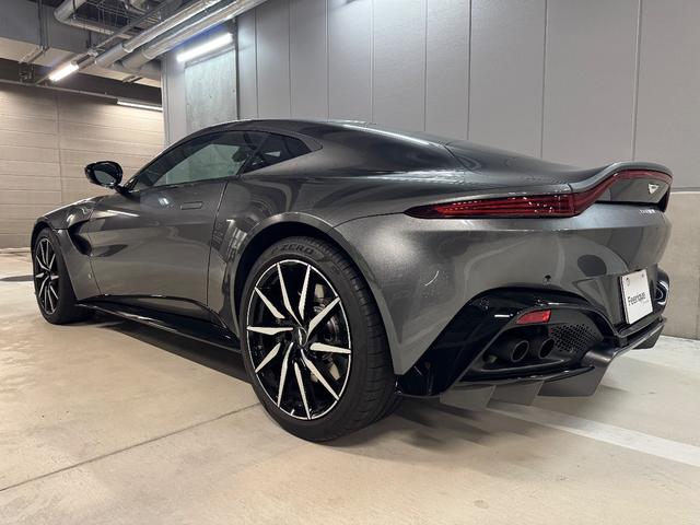 ヴァンテージ ベースグレード　サテンカーボンファイバー　エクステリアブラックパック　ディレクショナルグロスブラックホイール２０インチ１６段階シート　コンフォートパック（シートヒーター　センターコンソールクローズ）ボンネットブラック（10枚目）